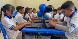 Servicios Educativos del Estado de Chihuahua (SEECH), realizó la inauguración del aula de medios de la Escuela Primaria Frida Kahlo, ubicada en la colonia Praderas del Sur, con lo que se beneficiará a 414 alumnas y alumnos mediante el acceso a herramientas tecnológicas.