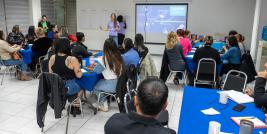 Con el objetivo de propiciar una educación donde se fomenten temas sobre los procesos naturales del cuerpo y se promueva el acceso a la información, se impartió un taller sobre salud menstrual, dirigido a personal de la estructura educativa.