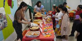 Con la participación de 450 alumnas y alumnos de la Escuela Primaria Federico de la Vega en Ciudad Juárez, se realizó la Tercera Muestra Gastronómica “Sabor a México”, organizada por directivos, docentes, madres y padres de familia.