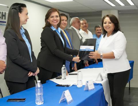 La Secretaría de Educación y Deporte (SEyD), a través de Servicios Educativos del Estado de Chihuahua (Seech), y en coordinación con la Sección 8 del SNTE, entregó el Bono de Recuperación y Reconocimiento a personal pensionado y jubilado del subsistema federalizado, correspondiente al segundo trimestre de 2025.