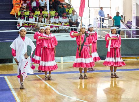 Alumnas de la escuela Leona Vicario, de Creel, obtuvieron el triunfo en el Concurso de Bandera Nacional, el cual se llevó a cabo en el gimnasio Rodrigo M. Quevedo con la participación de 85 estudiantes provenientes de Guachochi, Bocoyna, San Rafael, Tomochi, Batopilas y Turuachi.
