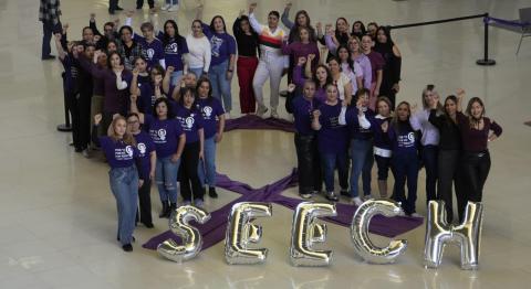 En conmemoración del Día Internacional de la Mujer, trabajadoras de Servicios Educativos del Estado de Chihuahua (SEECH) en la Zona Norte, realizaron una serie de actividades encaminadas a visibilizar la lucha de las mujeres en favor de un mundo con mayor igualdad y respeto.