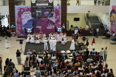 Con la participación de 650 estudiantes de Escuelas Secundarias Técnicas de la Región Norte, se llevó a cabo el Magno Evento Cívico y Artístico 2024-2025, en las instalaciones de la Secundaria Técnica No. 93, así como en la explanada de Pueblito Mexicano en Ciudad Juárez.