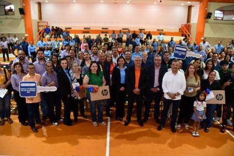 La Secretaría de Educación y Deporte, a través de Servicios Educativos del Estado de Chihuahua (SEECH), en coordinación con la Sección 8 del Sindicato Nacional de Trabajadores de la Educación (SNTE), entregó al personal educativo los premios del Sorteo Conmemorativo del Día del Magisterio 2025.