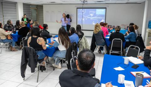 Con el objetivo de propiciar una educación donde se fomenten temas sobre los procesos naturales del cuerpo y se promueva el acceso a la información, se impartió un taller sobre salud menstrual, dirigido a personal de la estructura educativa.