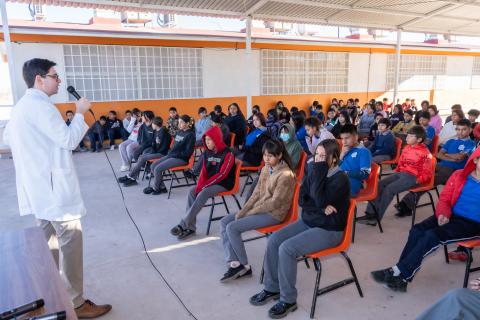 Con la participación del Sector Salud y la comunidad educativa, se puso en marcha una campaña de concientización enfocada en alimentos saludables al interior de la Telesecundaria Elisa Griensen, ubicada en la colonia Vistas de San Guillermo en el municipio de Aquiles Serdán.