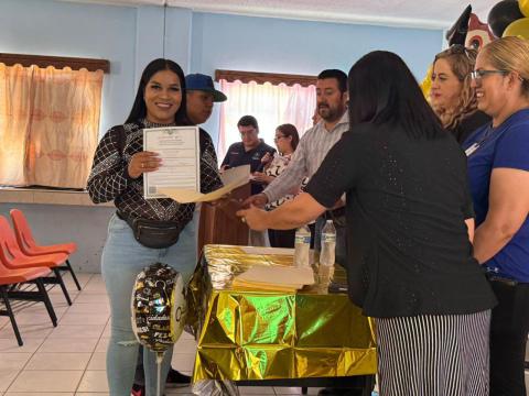 El Centro de Educación Extraescolar (CEDEX) No.3 “José María Morelos y Pavón”, entregó certificados de Educación Básica a 64 habitantes de la colonia Rancho Anapra, en Ciudad Juárez.