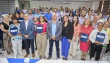 La Secretaría de Educación y Deporte (SEyD) entregó el Bono del Día del Maestro, y el Bono de Recuperación y Reconocimiento a más de 9 mil 400 integrantes del personal docente, administrativo jubilado y pensionado del subsistema educativo federalizado.
