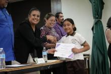 Estudiantes de la Primaria San Francisco del Oro escribieron el libro de cuentos “Pequeños grandes escritores”, en el que presentan 70 historias con ilustraciones realizadas por alumnos y alumnas del Colegio de Bachilleres (Cobach) Plantel 9, en un esfuerzo coordinado entre planteles juarenses.