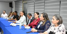 La Secretaría de Educación y Deporte (SEyD), en coordinación con Servicios Educativos del Estado de Chihuahua (SEECH), reunieron a directivos responsables de los niveles de Educación Básica de la entidad para analizar el Acuerdo número 09/09/26, publicado por la Secretaría de Educación Pública (SEP) en el Diario Oficial de la Federación (DOF), que aborda la regulación del uso de dispositivos digitales en los planteles educativos.