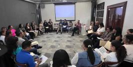 Con el objetivo de brindar herramientas clave para la crianza y el bienestar emocional, la Secretaría de Educación y Deporte (SEyD), a través del Programa de Fortalecimiento de los Servicios de Educación Especial (PFSEE), impartió el taller “Mientras te cuido, me cuido” a 101 madres y padres de familia de estudiantes con aptitudes sobresalientes de escuelas de Ciudad Juárez.
