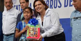 La Secretaría de Educación y Deporte (SEyD), a través de Servicios Educativos del Estado de Chihuahua (SEECH) inició la distribución de más de 4.4 millones de libros de texto gratuitos de Educación Básica, para el ciclo escolar 2026-2027.