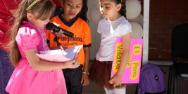 Como parte de la celebración por el Día Internacional del Libro y en el marco del evento denominado “Kermes Literaria”, estudiantes de primaria en Ciudad Juárez presentaron una serie de cuentos que fueron elaborados desde el inicio del ciclo escolar.