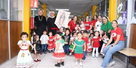Como parte de los festejos por el aniversario de la Independencia de México, el personal del Centro de Atención Infantil No. 5, organizó una dramatización de la gesta heroica, en la que participaron las niñas y niños, así como sus docentes.