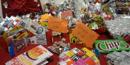 Estudiantes de la Primaria Federal Sentimientos de la Nación en Ciudad Juárez, llevaron a cabo una exposición de artículos realizados con material reciclado, con la finalidad de sensibilizar a la comunidad sobre el impacto positivo del reciclaje creativo.