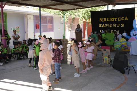 Con el propósito de fomentar el hábito de la lectura desde la primera infancia, se llevó a cabo la inauguración de la biblioteca escolar “Sapichus Lunaria”, que en lengua purépecha significa Niños y Fantasías de Luna, en el Jardín de Niños Yunuen en Ciudad Juárez.