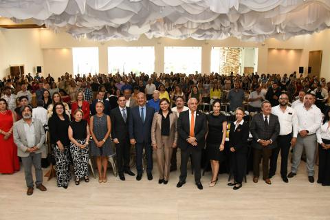 La Secretaría de Educación y Deporte (SEyD), a través de Servicios Educativos del Estado de Chihuahua (SEECH), destinó más de 37 millones de pesos a la entrega de estímulos económicos para el Personal de Apoyo y Asistencia a la Educación (PAAE) de 10 regiones de la entidad.