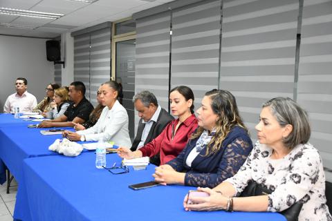 La Secretaría de Educación y Deporte (SEyD), en coordinación con Servicios Educativos del Estado de Chihuahua (SEECH), reunieron a directivos responsables de los niveles de Educación Básica de la entidad para analizar el Acuerdo número 09/09/26, publicado por la Secretaría de Educación Pública (SEP) en el Diario Oficial de la Federación (DOF), que aborda la regulación del uso de dispositivos digitales en los planteles educativos.