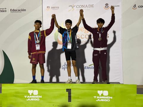 Tras conseguir nueve medallas que la colocan momentáneamente en la cima del medallero, la Delegación Chihuahua inició su participación en los Juegos Deportivos Nacionales Escolares de la Educación Básica 2025-2026, con sede en Guadalajara y que concluirán el 4 de junio.