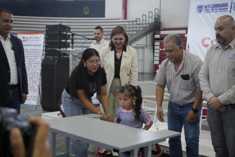 La Secretaría de Educación y Deporte, a través de los Servicios Educativos del Estado de Chihuahua (SEECH), y el Consejo Local Camargo de la Fundación del Empresariado Chihuahuense (Fechac), entregaron equipamiento y apoyos para infraestructura a escuelas de la región.