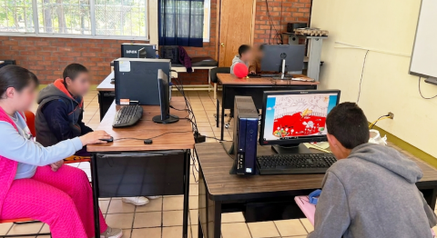 El Gobierno del Estado, a través de la Secretaría de Educación y Deporte (SEyD) benefició a más de 500 estudiantes de la Zona 18 de Educación Especial, que incluye a Guachochi, Balleza y Valle de Rosario, con la entrega de equipo de cómputo y diversos materiales.