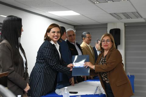 En beneficio de 327 docentes y personal de apoyo en retiro, la Secretaría de Educación y Deporte, a través de Servicios Educativos del Estado de Chihuahua (SEECH), dispersó 2 millones 761 mil 782 pesos para cubrir el Bono de Recuperación correspondiente al tercer trimestre de 2026.