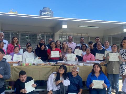 Un grupo de 20 estudiantes del Centro de Atención Múltiple (CAM) No. 5 de Hidalgo del Parral concluyó el taller de Panadería Saludable, una iniciativa orientada a fortalecer la inclusión laboral y capacitar a jóvenes con necesidades educativas especiales en la elaboración de productos de repostería y panificación.