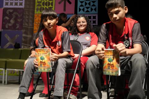 En el marco de la Feria del Libro de la Frontera 2026, se llevó a cabo la presentación del libro “Si yo pudiera cambiar el mundo sería…”, dicha obra reúne las voces, reflexiones y anhelos de 80 estudiantes pertenecientes a los cuatro planteles de Secundarias Generales que integran la Zona IV en Ciudad Juárez.