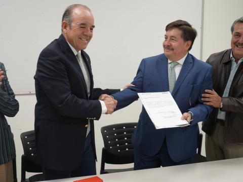 Jorge Antonio Martínez Quezada recibió su nombramiento como subdirector de Servicios Regionales de los Servicios Educativos del Estado de Chihuahua (SEECH) en la Zona Norte, de manos del subsecretario de Educación en la región, Roberto Anaya Moreno, y del director de Servicios Regionales, Gerardo Soto Chavarría.