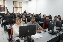 Más de 300 docentes de las escuelas primarias que integran el Sector No.13 en Ciudad Juárez, participaron en un taller de capacitación especializada en Inteligencia Artificial (IA), que se llevó a cabo en las instalaciones de la Universidad Tecnológica de Ciudad Juárez (UTCJ).