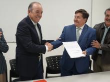Jorge Antonio Martínez Quezada recibió su nombramiento como subdirector de Servicios Regionales de los Servicios Educativos del Estado de Chihuahua (SEECH) en la Zona Norte, de manos del subsecretario de Educación en la región, Roberto Anaya Moreno, y del director de Servicios Regionales, Gerardo Soto Chavarría.